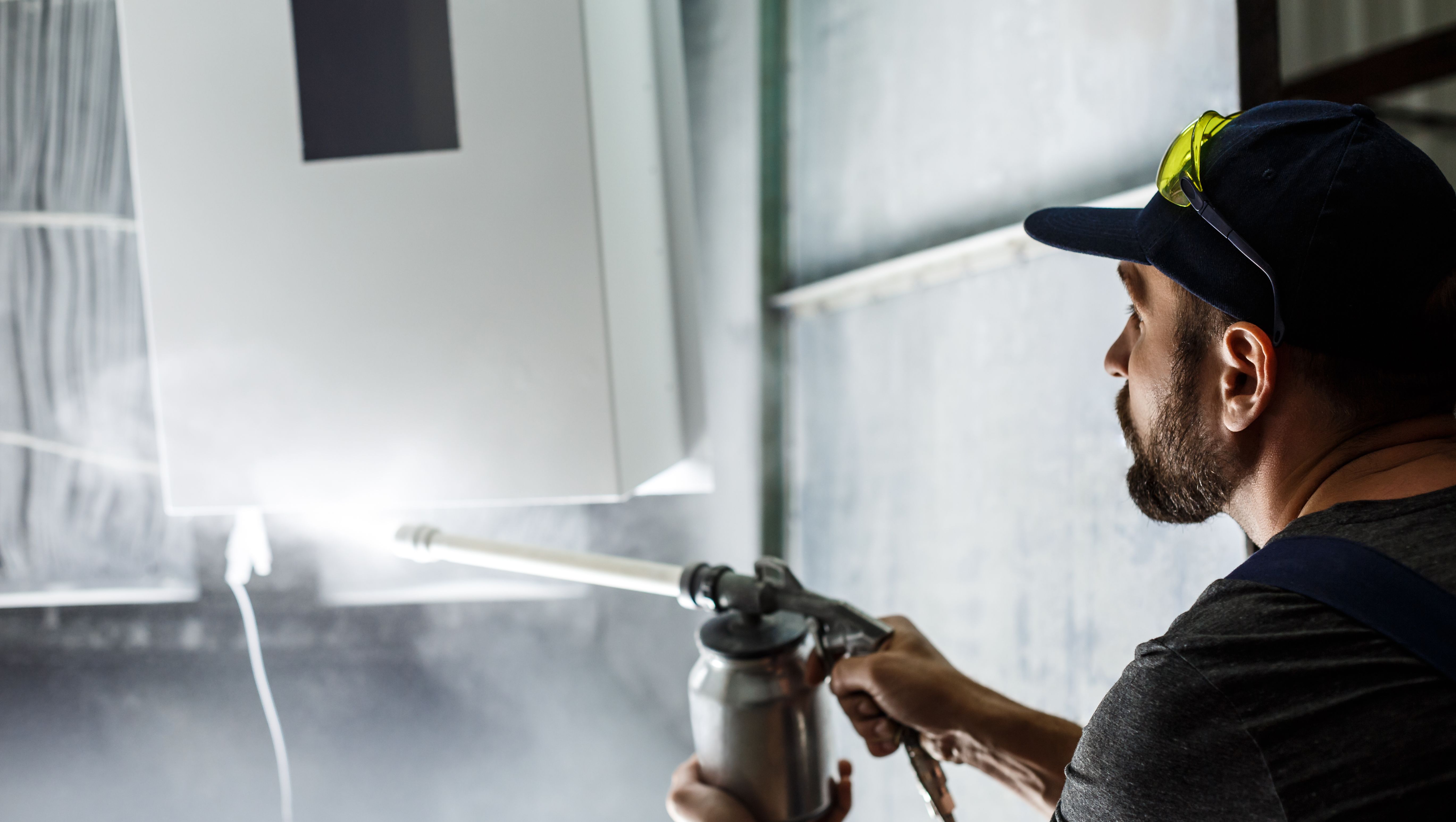 målare tvättar fasaden