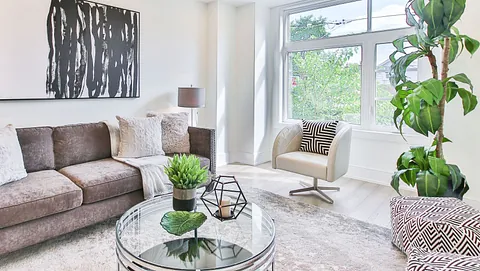 Nymålat vardagsrum i vit nyans