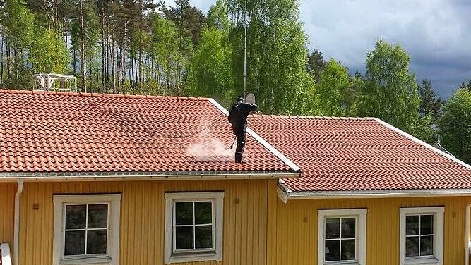 taktvättare på gult hus